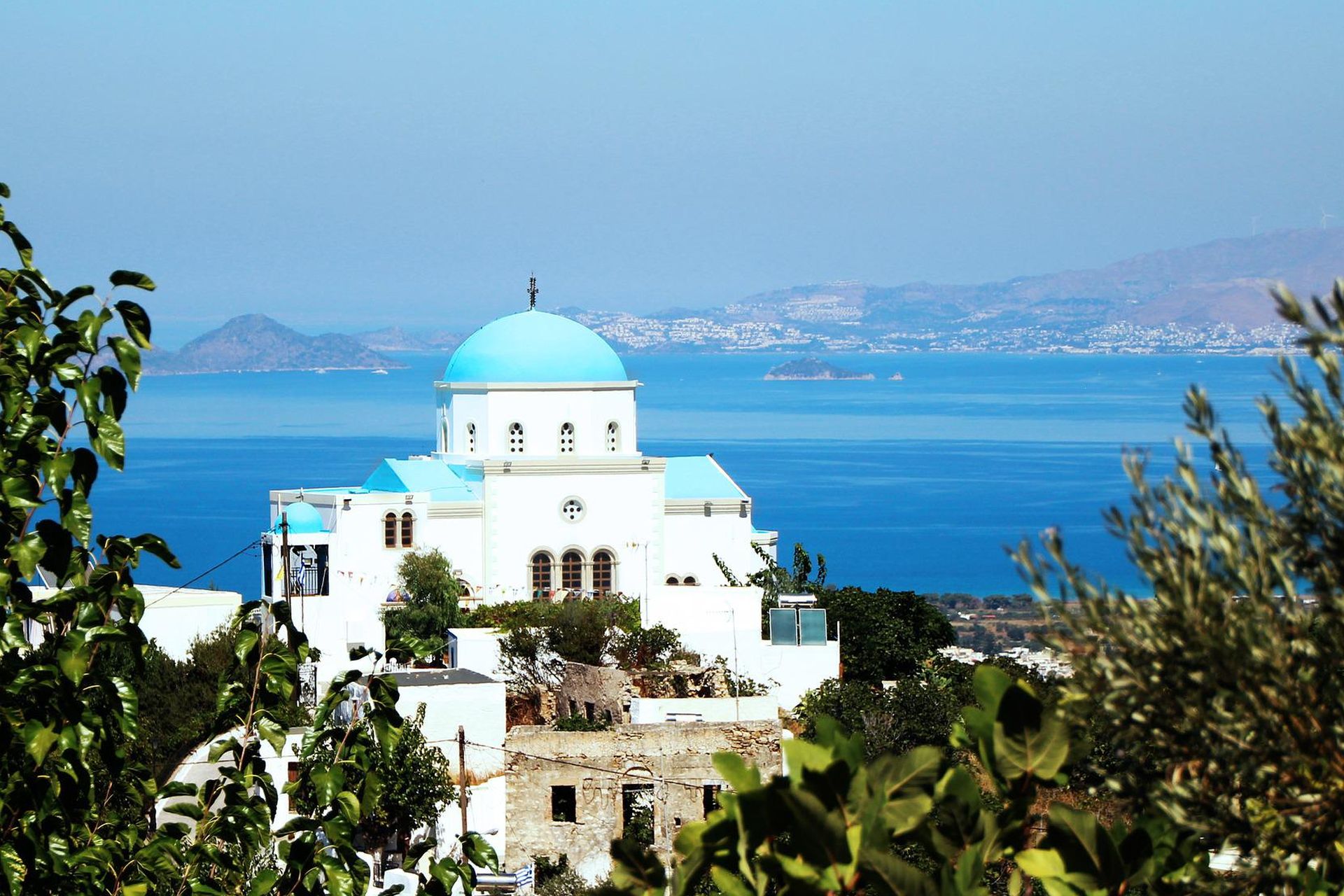 Klein wit kerkje met uitzicht op de Egeïsche Zee op Kos – ontdek de charme van Griekenland met de auto