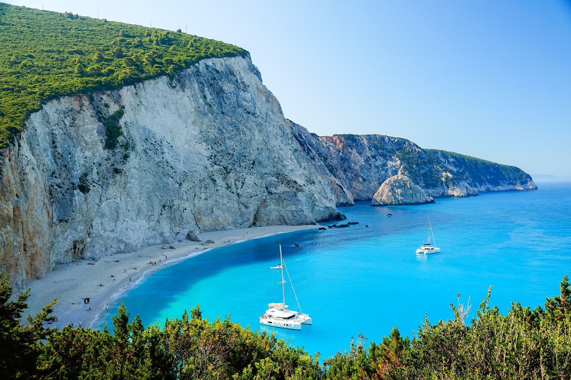 Strand en klifkust op Lefkada met helderblauw water – beleef de vrijheid van autohuur in Griekenland