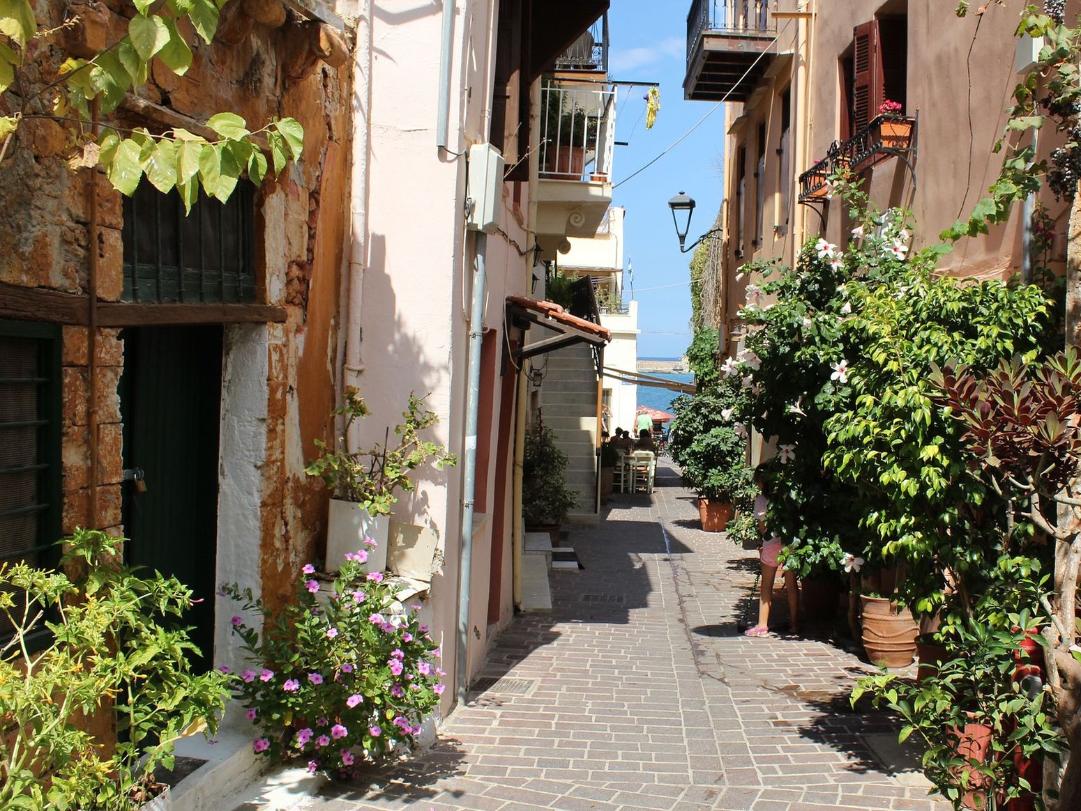 Gezellig bloemen straatje in Chania, Kreta