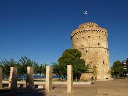 De Witte Toren aan de boulevard van Thessaloniki – populaire startlocatie voor autohuur in Noord-Griekenland